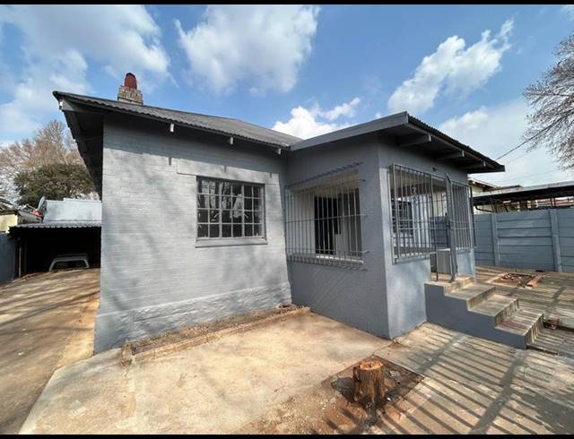 5 BEDROOM HOUSE FOR SALE IN BEZUIDENHOUT VALLEY